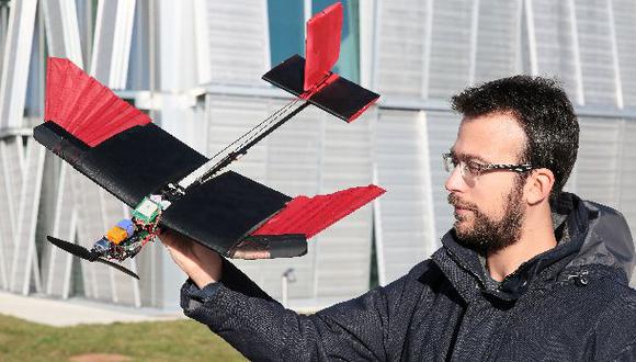 Un dron con plumas artificiales imita el vuelo de las aves