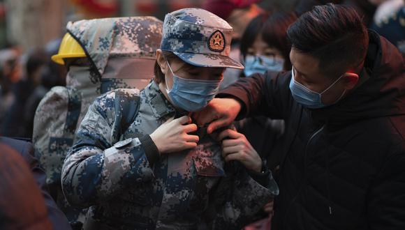 Una médico militar china se prepara para ir a Wuhan, cuna del coronavirus. (Foto: AP)