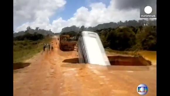 YouTube: Bus se cae a un hueco y se lo lleva el río