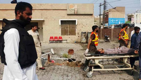 El personal de rescate pakistaní traslada a una víctima lesionada de un ataque con bomba suicida en la entrada de un hospital en la aldea de Kotlan Saidan. (Foto: AFP)