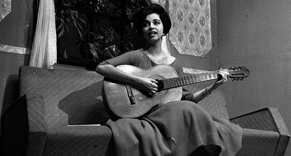 Lima, 9 de agosto de 1960. Una joven Alicia Maguiña deslumbra por su talento como compositora y su elegante estilo interpretativo. (Foto: GEC Archivo Histórico)