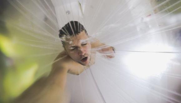 ¿Son los supuestos beneficios de las duchas frías lo suficientemente fuertes como para convencerte de que cada mañana gires el grifo hacia el otro lado? (Foto: BBC / Getty Images)