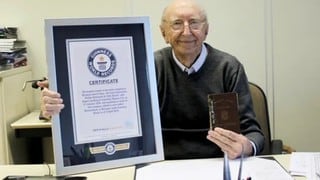 Centenario oficinista logra récord Guinness por trabajar en una empresa durante 84 años