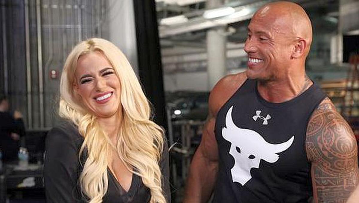 The Rock coqueteó con diva Lana en su regreso a la WWE [VIDEO]