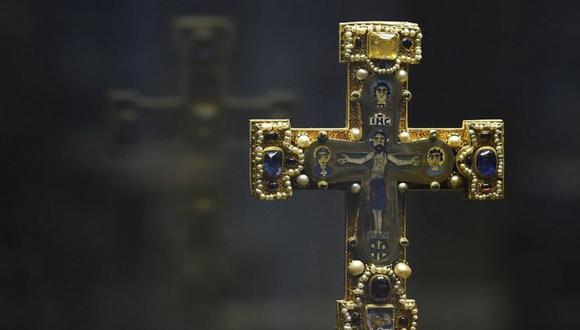 El "tesoro Guelph" contiene piezas de arte religioso muy valiosas como este crucifijo. (Foto: AFP/ Getty Images).