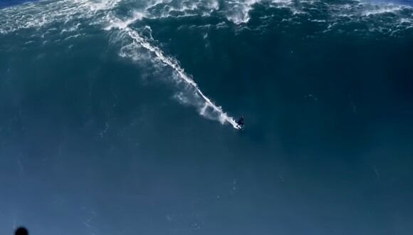 Sebastian Steudtner surfeó una ola de 86 pies y entró en el Libro de Guinness de récords mundiales. / FOTO: Guinness World Records / YouTube