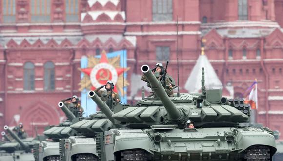 Los militares saludan mientras sus tanques se mueven por la Plaza Roja durante el desfile por el Día de la Victoria el 9 de mayo de 2021. (Foto de Dimitar DILKOFF / AFP).