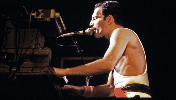 Imagen de archivo tomada el 18 de septiembre de 1984 que muestra a la estrella de rock Freddie Mercury, cantante principal del grupo de rock "Queen", durante un concierto en el Palais Omnisports de Paris Bercy (POPB). (Foto de JEAN-CLAUDE COUTAUSSE / AFP)