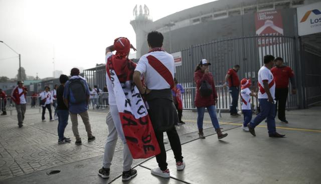 Miles de hinchas asisten al Estadio Nacional para alentar a la selección peruana en su partido amistoso contra Escocia. (Foto: Anthony Niño de Guzmán / El Comercio)