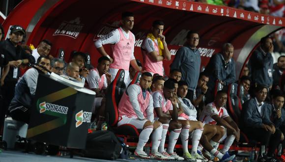 Carlos Zambrano jugó en La Paz ante Bolivia, pero frente a Venezuela se quedó en el banco de suplentes. (Foto: GEC)