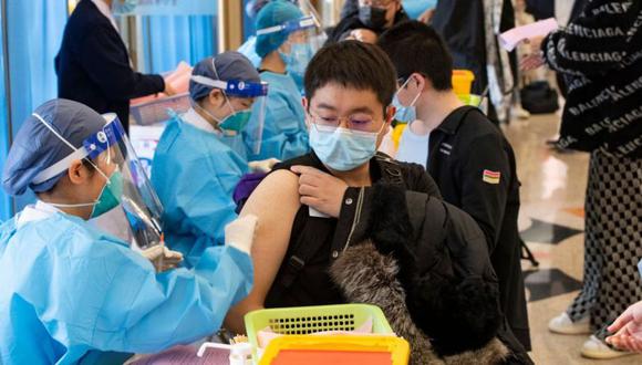 Al 14 de marzo, China había administrado 4,51 dosis de vacunas contra el coronavirus por cada 100 personas. (Getty Images).