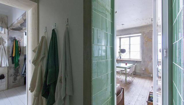 El baño funciona como la unión entre lo nuevo y lo antiguo del departamento, con un acceso desde la zona del dormitorio y otro en la sala. (Foto: karinmatz.se)