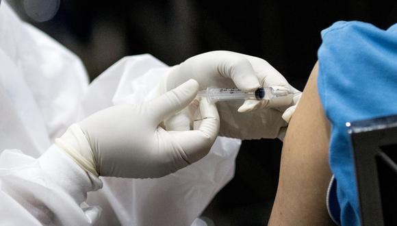 Un miembro del personal médico administra una dosis de la vacuna contra el coronavirus en un centro comercial de Bangkok, el 21 de mayo de 2021. (Jack TAYLOR / AFP).