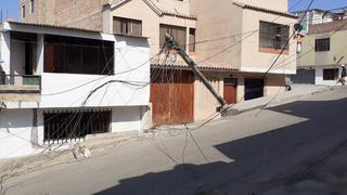 Chorrillos: camión impacta contra varios postes y derriba cables aéreos en urbanización San Genaro 