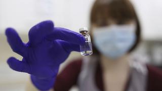 Hospitales del Reino Unido reciben las vacunas contra el coronavirus para empezar a aplicarlas desde el martes