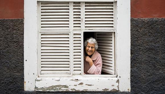 Una anciana recibió una grata sorpresa por Navidad de parte de una de las tantas personas a la que saluda cada día desde su ventana | Foto: Pixabay / Referencial / IKlicK