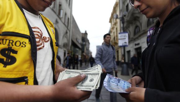 En el mercado paralelo o casas de cambio de Lima, el tipo de cambio se cotiza a S/3,680 la compra y S/3,705 la venta. (Foto: GEC)