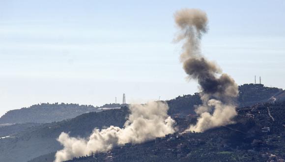 El humo se eleva sobre las colinas cerca de la aldea de Odaisseh, en el sur del Líbano, en la frontera con Israel, el 20 de enero de 2024, durante el bombardeo israelí, mientras continúan los combates entre Israel y el grupo militante palestino Hamas en Gaza. (Foto de Rabih DAHER / AFP)