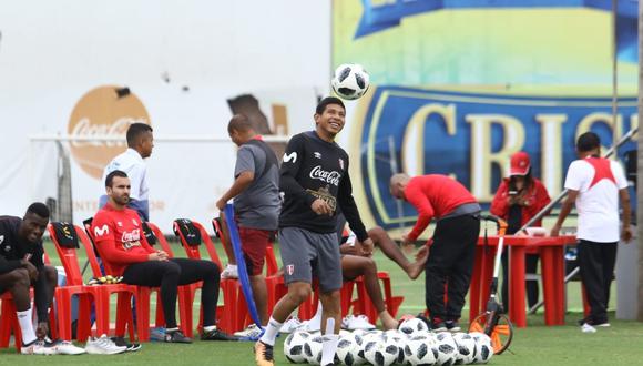Edison Flores de muy buen ánimo en su primer entrenamiento con la selección antes del Mundial. (Foto: Rolly Reyna / El Comercio)