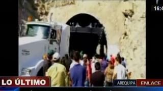 Arequipa: tráiler se estanca en un túnel y paraliza el tránsito