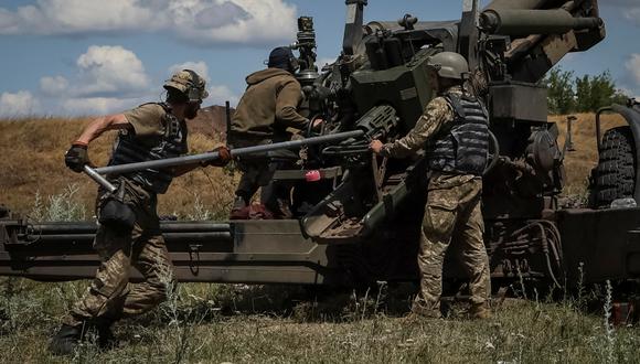 Los miembros del servicio ucraniano se preparan para disparar desde un obús FH-70 remolcado en la línea del frente, mientras continúa el ataque de Rusia contra Ucrania, en la región de Donbas, Ucrania.