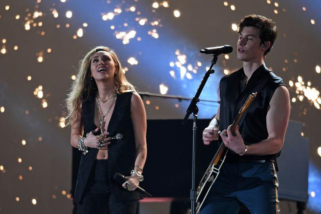 Miley Cyrus y Shawn Mendes en los Grammy 2019 (Foto: Agencia)