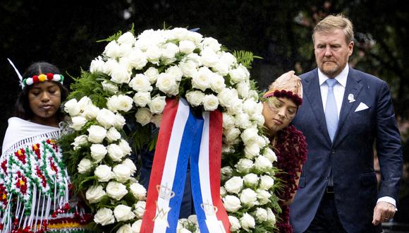 El rey Willem-Alexander (derecha) de los Países Bajos coloca una ofrenda floral durante el Día Nacional de Conmemoración de la Esclavitud en el Oosterpark, Ámsterdam, el 1 de julio de 2023. (Foto de Remko de Waal / ANP / AFP)