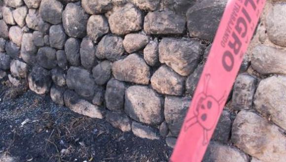 La quema de llantas y basura afectó con hollín las piedras de origen Inca.