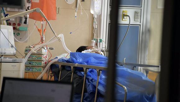 Imagen referencial. Un paciente infectado por el nuevo coronavirus permanece conectado a un respirador artificial en la Unidad de Cuidados Intensivos del hospital IESS Carlos Andrade Marín de Quito, el 17 de junio de 2020. (RODRIGO BUENDIA / AFP).