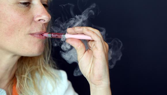 Los cigarrillos electrónicos están siendo cuestionados tras las primeras muertes relacionadas al vapeo. (Foto: NICOLAS TUCAT / AFP)
