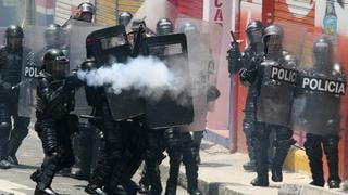 Imputan a policías y civiles por agredir a manifestantes en Colombia