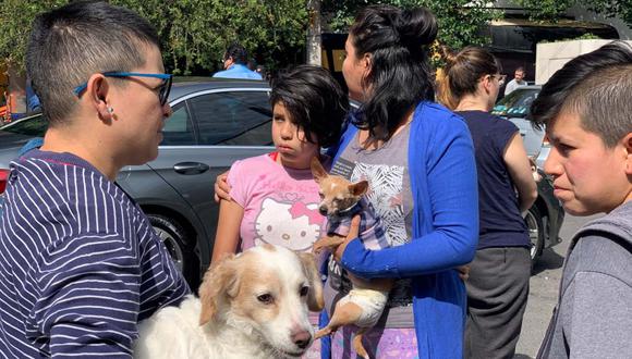 La gente reacciona después de un terremoto en la Ciudad de México. (REUTERS/Carlos Jasso).