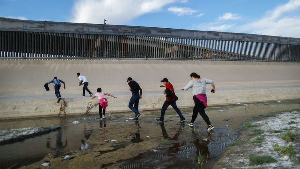 Migrants try to cross the US-Mexico border.  through various routes.  (GETTY IMAGES).