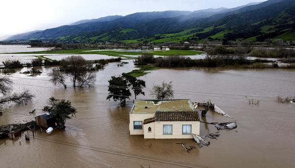 Las inundaciones rodean una casa en la comunidad de Chualar del condado de Monterey, California, cuando el río Salinas se desborda.