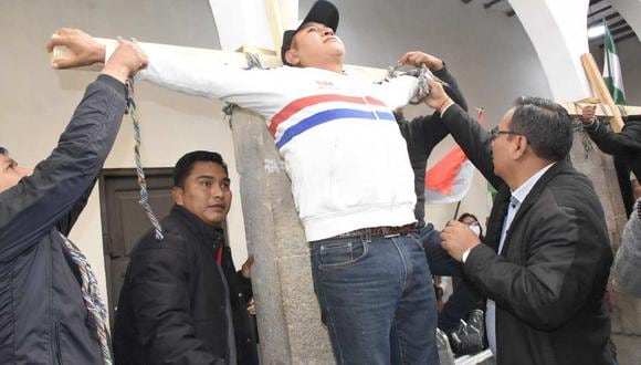 Un grupo de maestros urbanos de Bolivia protesta por la malla curricular para los estudiantes, el 1 de mayo, en La Paz, Bolivia. (Foto de EFE)