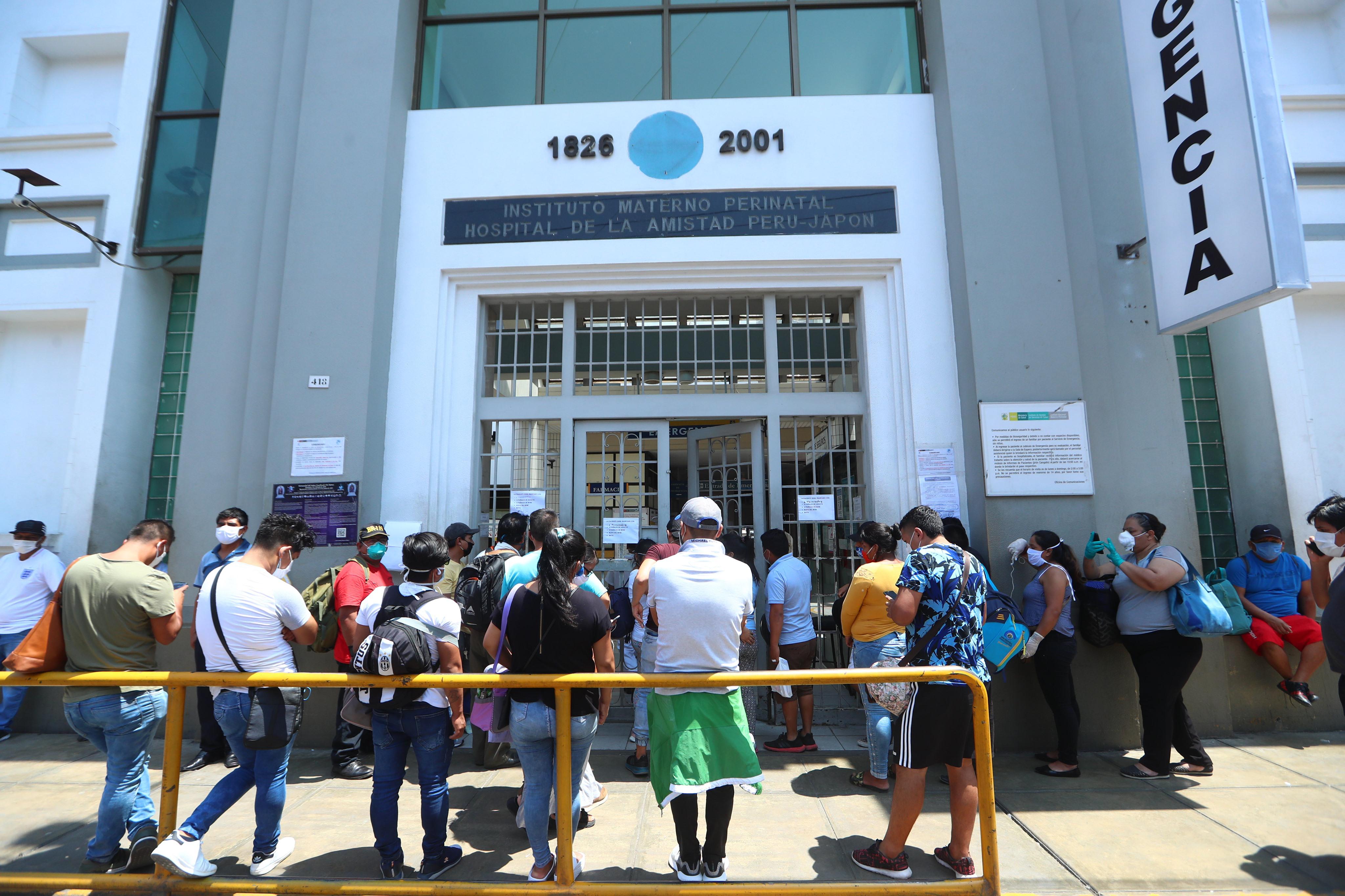En varios hospitales públicos, las mujeres deben dar a luz solas y sus parejas o familiares esperar fuera de los establecimientos hasta que salga alguien anunciando el nacimiento (Foto: Alessandro Currarino).