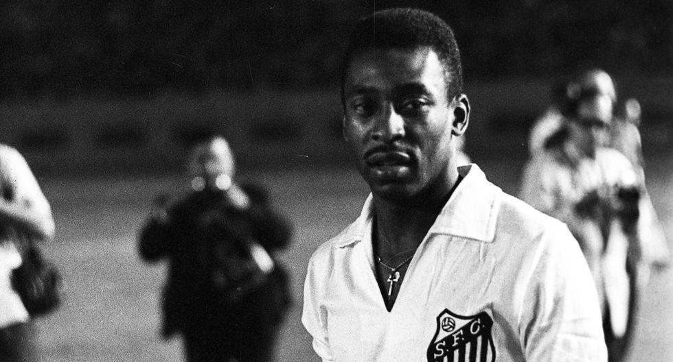 Lima, 19 de febrero de 1965. Edson Arantes do Nascimento, el eterno "Rey Pelé", pisa el campo del Estadio Nacional, minutos antes de jugar con camiseta del Santos un partido por la Copa Libertadores contra el local Universitario de Deportes. (Foto: GEC Archivo Histórico)