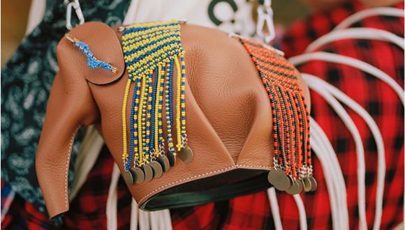El bolso está hecho en cuero marrón y lleva aplicaciones de bisutería, hechas a mano por las mujeres Samburu Trust, al norte de Kenya. (Foto: Instagram / @loewe)