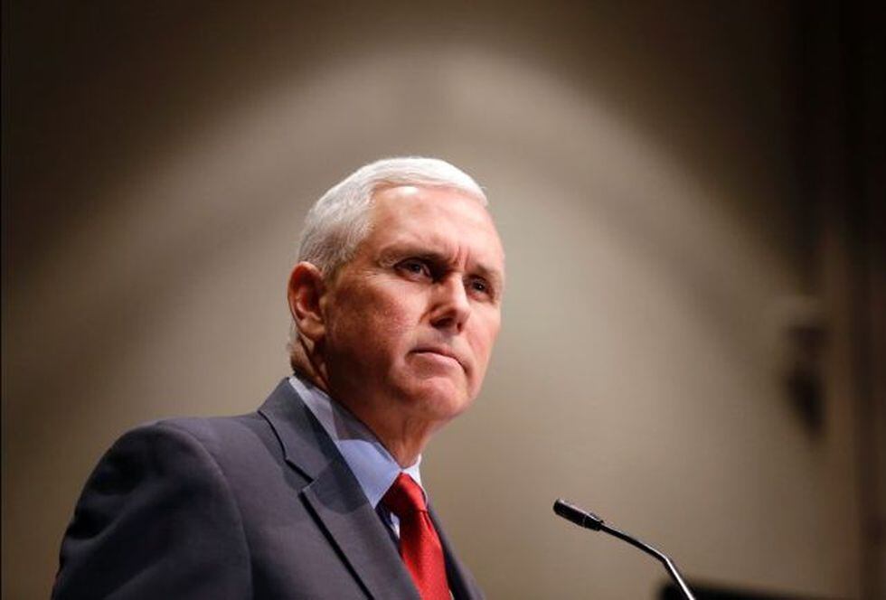 Si como resultado del juicio político en su contra, Donald Trump es vacado de la presidencia de Estados Unidos, el vicepresidente Mike Pence tendrá que ocupar la Oficina Oval hasta el 20 de enero del 2021, según estipula la vigesimoquinta enmienda de la Constitución. (AP)