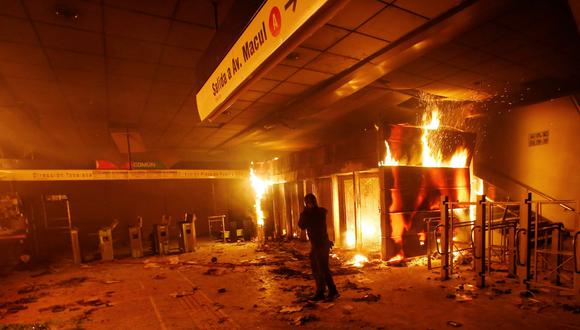Una estación del Metro de Santiago de Chile que fue quemada. (REUTERS/Ramon Monroy NO RESALES).