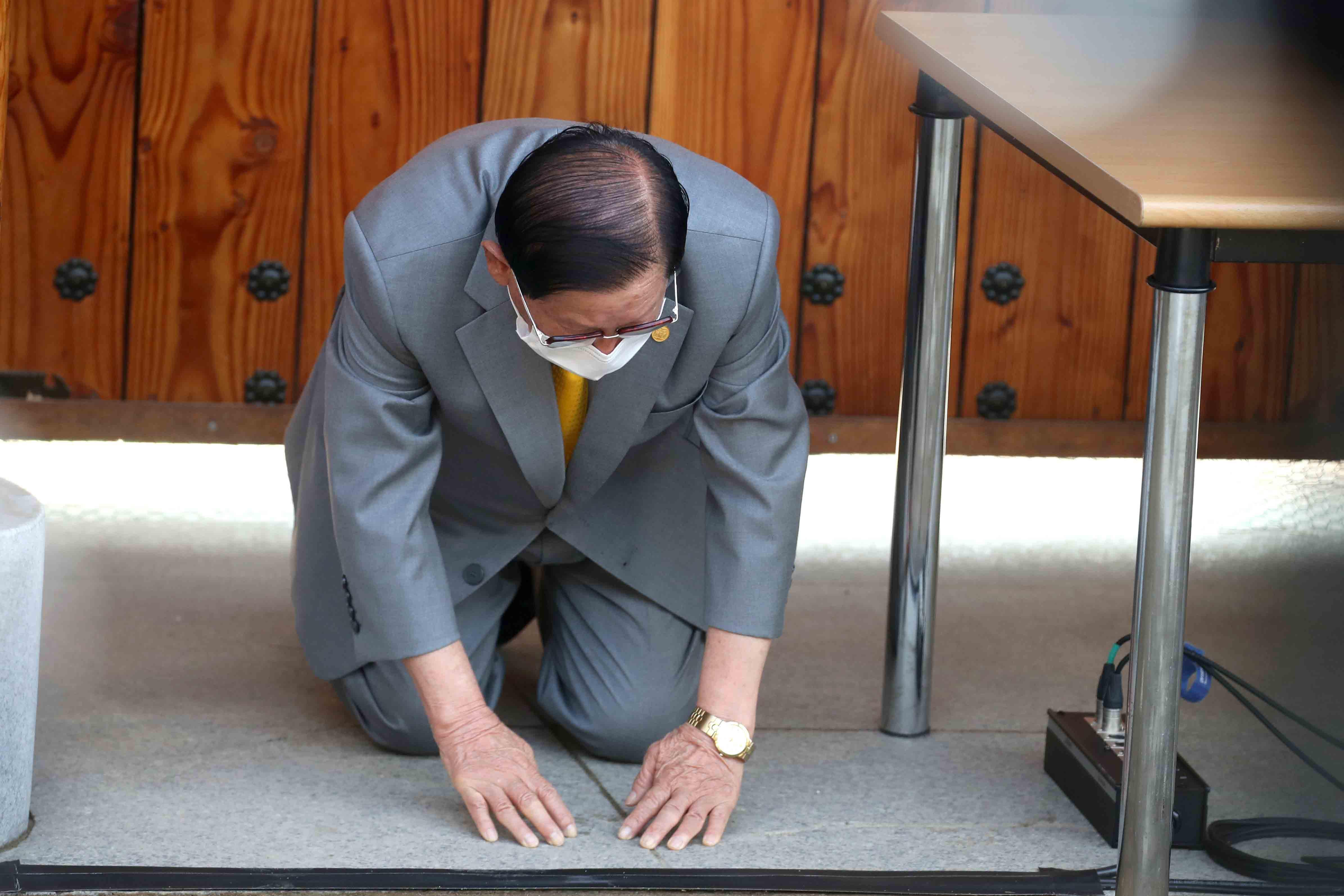 Lee Man-hee, líder de la Iglesia de Jesús Shincheonji, hace una reverencia durante una conferencia de prensa en una instalación de la iglesia en Gapyeong. (Foto: AFP)