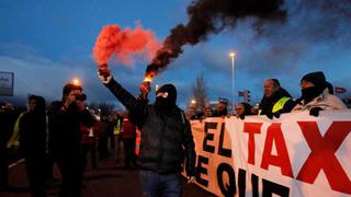 España: taxistas madrileños cortan vía y protestan frente a la feria Fitur