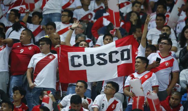 Hinchas de la selección peruana en las tribunas del Estadio Nacional en la previa del choque ante Argentina | Foto: Giancarlo Ávila/ @photo.gec
