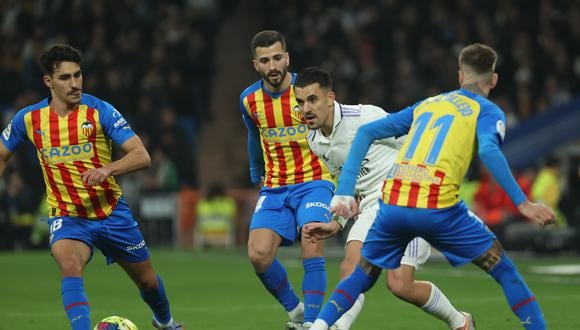 MADRID, 02/02/2023.- El centrocampista del Real Madrid Daniel Ceballos (2d) centra el balón junto a Samu Castillejo (d), del Valencia CF, durante el partido de la jornada 17 de LaLiga que Real Madrid y Valencia CF disputan este jueves en el estadio Santiago Bernabéu. EFE/Kiko Huesca
