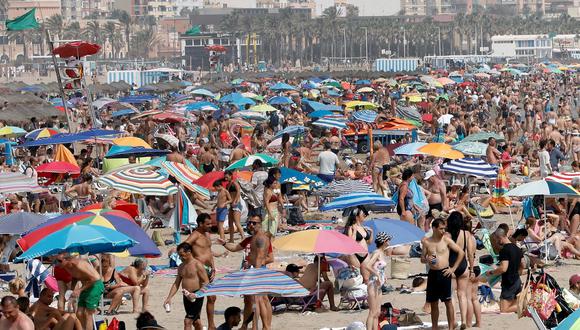 Miles de personas abarrotan las playas de la Comunitat Valenciana, en España, donde los termómetros pueden alcanzar los 40 grados, el 15 de agosto del 2021. (EFE/ Juan Carlos Cárdenas).