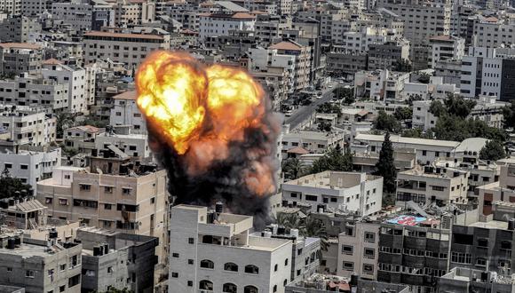 Una bola de fuego estalla como resultado de un ataque aéreo israelí contra un edificio en la ciudad de Gaza el 6 de agosto de 2022. (Foto: ASHRAF AMRA / AFP)
