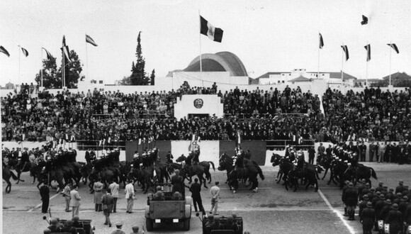 Las Fiestas Patrias en Lima siempre se han celebrado con mucho fervor y orgullo. Imagen de 1958, cuando se realizó el desfile militar en el Campo de Marte, en Jesús María | Foto: Archivo Histórico El Comercio