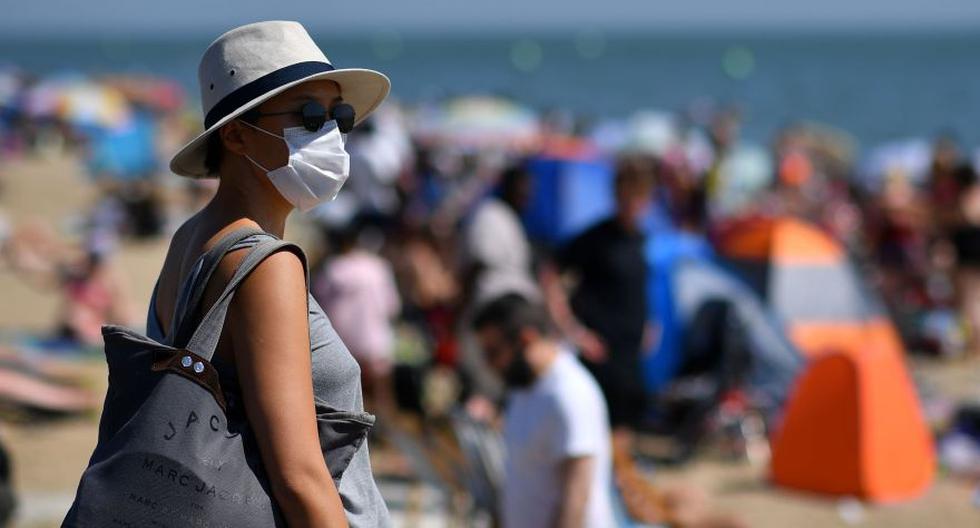 Una mujer usa una mascarilla para protegerse del coronavirus COVID-19 a su llegada a la playa en el mar en Southend on Sea, al sudeste de Inglaterra. (Foto: AFP / Ben Stansall)