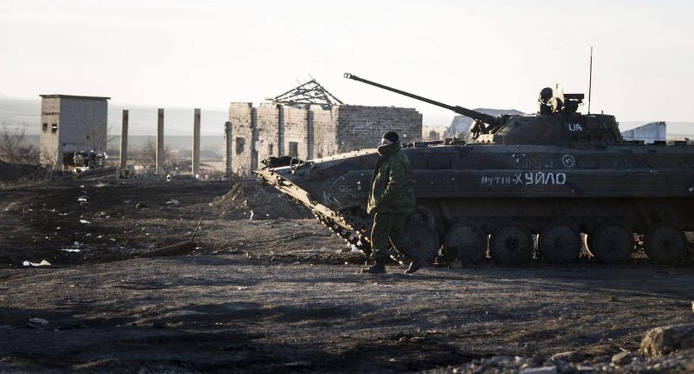 Rebelde prorruso camina junto a tanque abandonado en Donetsk. (Foto: EFE)