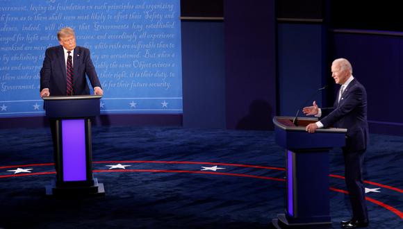 Donald Trump y Joe Biden, respetando la distancia social, no estrecharon sus manos al saludarse. (Foto: REUTERS/Jonathan Ernst)